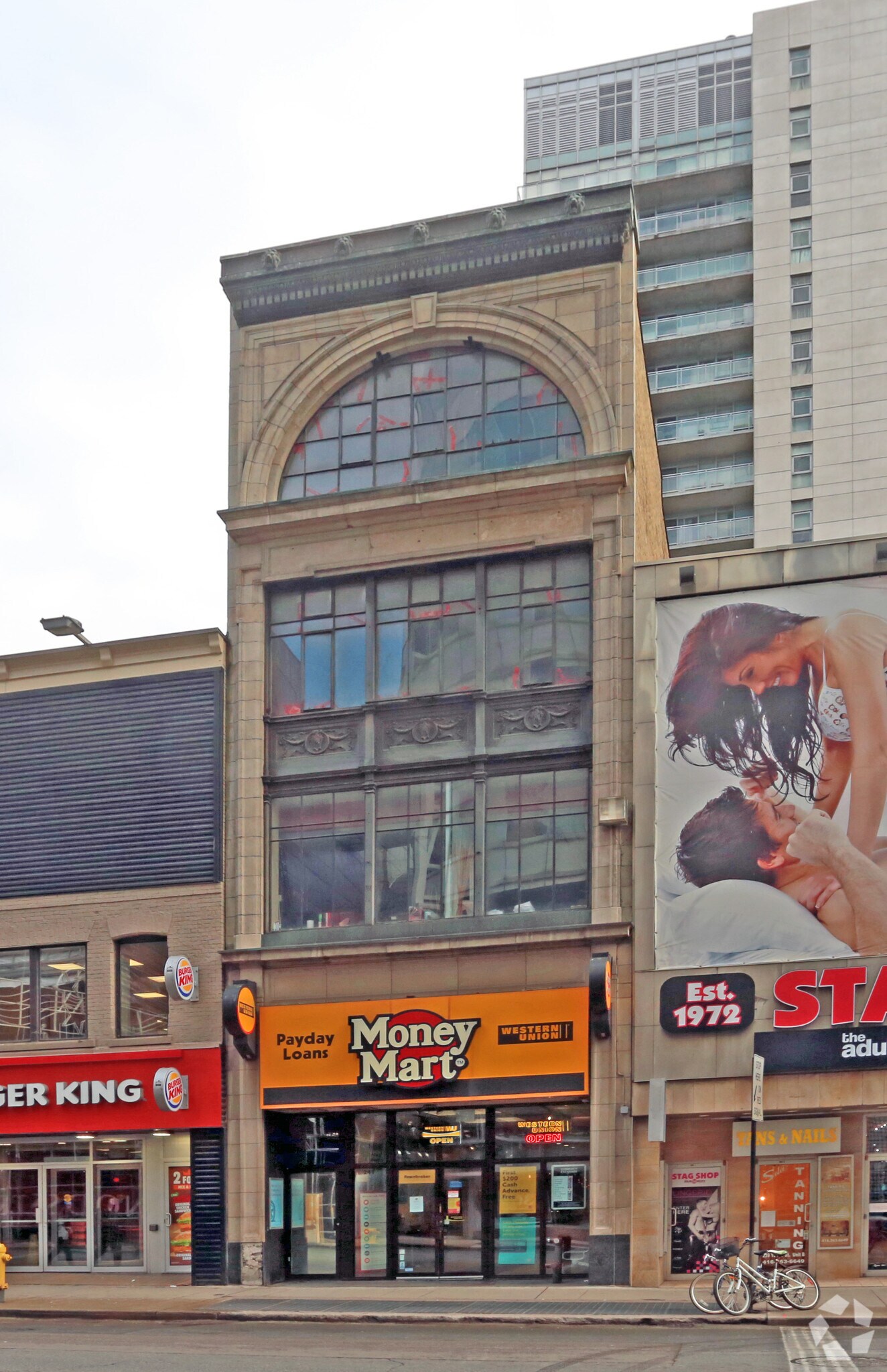 241 Yonge St, Toronto, ON à louer Photo principale– Image 1 sur 3