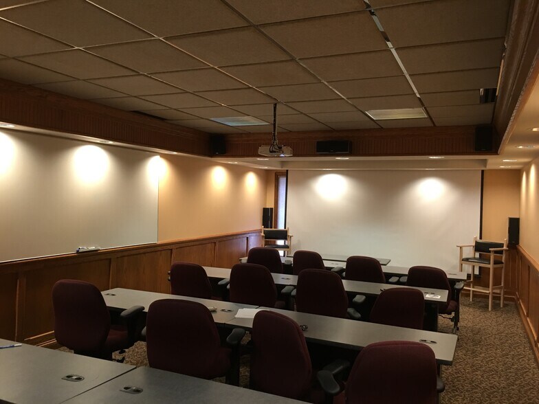 137 S Production Dr, Avon, IN à louer - Photo de l’immeuble – Image 3 sur 8