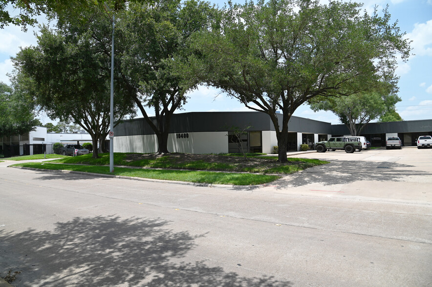 10400 Westoffice Dr, Houston, TX à louer - Photo de l’immeuble – Image 3 sur 3