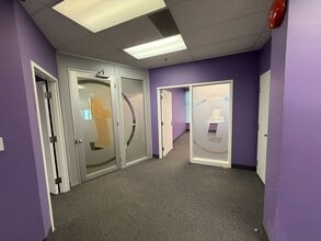 70 Disco Rd, Toronto, ON à louer Photo intérieure– Image 2 sur 8
