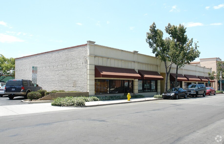 108-118 E Amerige Ave, Fullerton, CA à louer - Photo de l’immeuble – Image 2 sur 7