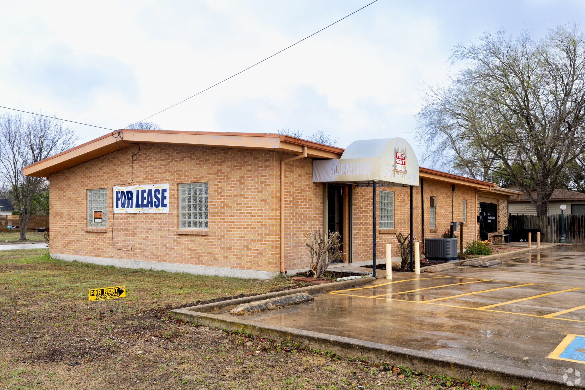 250 W Main St, Kerrville, TX à louer Photo de l’immeuble– Image 1 sur 5