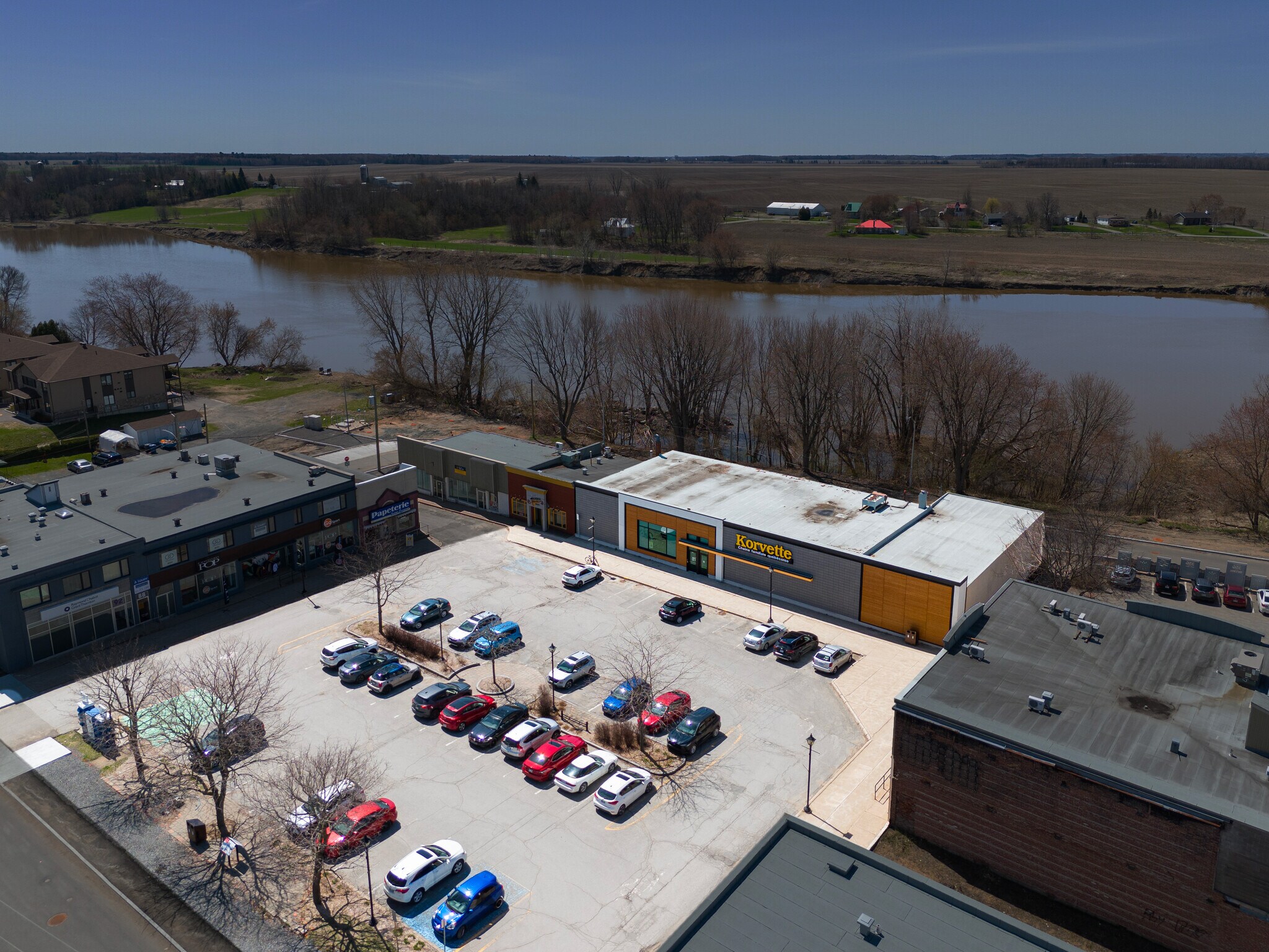 200 Pl Du 21-Mars, Nicolet, QC à louer Photo de l’immeuble– Image 1 sur 8