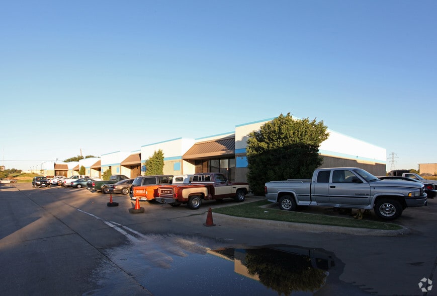 10660 Wire Way, Dallas, TX à louer - Photo principale – Image 1 sur 3