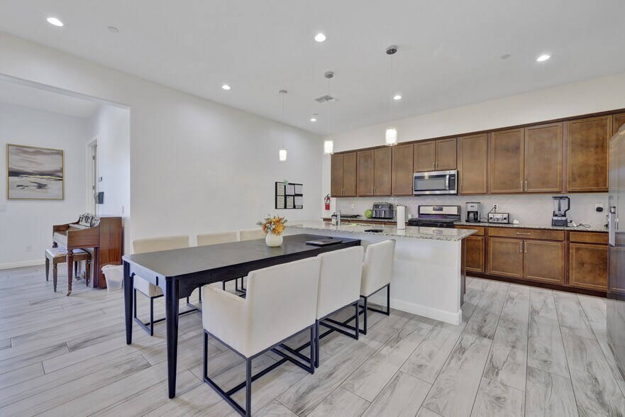 EXCEPTIONAL SURPRISE ALH INVESTMENT, Surprise, AZ à vendre - Photo de l’immeuble – Image 2 sur 9