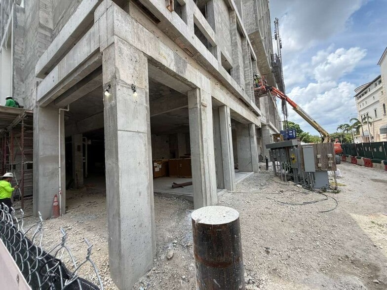 4011 Salzedo St, Coral Gables, FL à louer - Photo de l’immeuble – Image 2 sur 14