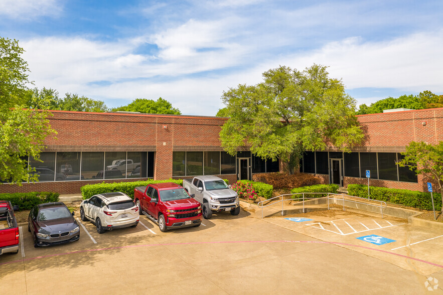1340-1350 W Walnut Hill Ln, Irving, TX à louer - Photo de l’immeuble – Image 2 sur 10