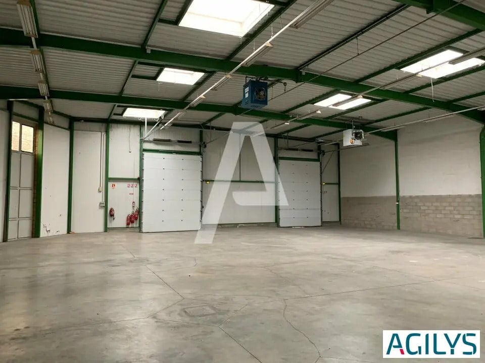 Industriel/Logistique dans Saint-Thibault-des-Vignes à louer Photo de l’immeuble– Image 1 sur 5