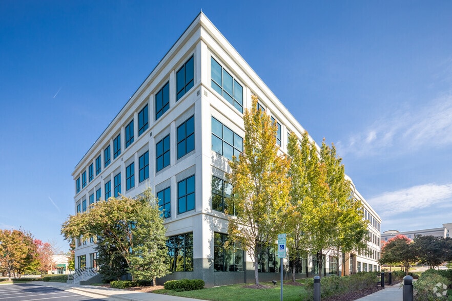 8010 Arco Corporate Dr, Raleigh, NC à louer - Photo de l’immeuble – Image 2 sur 10