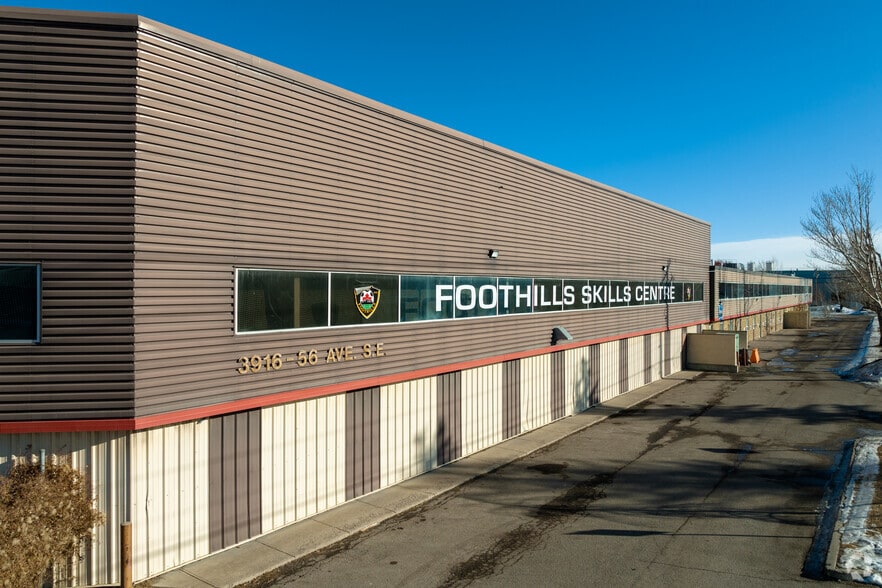 3916 56th Ave SE, Calgary, AB à louer - Photo principale – Image 1 sur 7