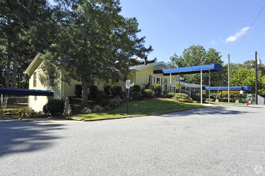395 Russell Drive, Smyrna, GA à vendre - Photo de l’immeuble – Image 1 sur 23