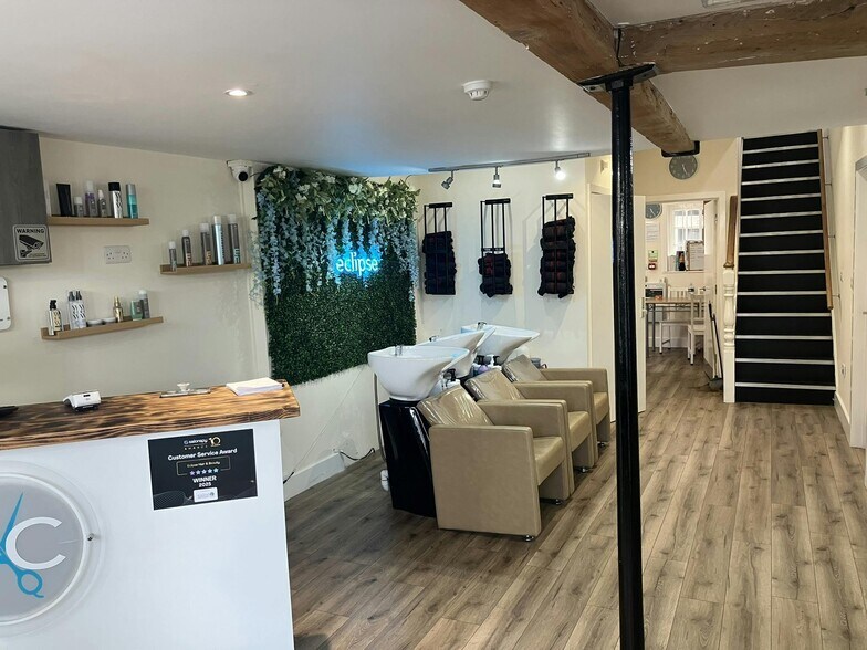 107-109 High St, Collingham à vendre - Photo de l’immeuble – Image 2 sur 23