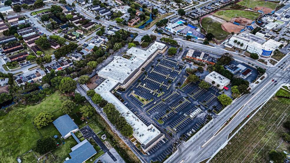 941 Kimberly Blvd, North Lauderdale, FL à louer - Photo de l’immeuble – Image 3 sur 3