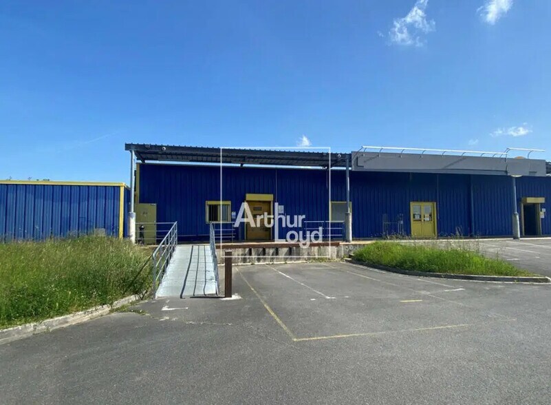 Local d'activités dans à vendre - Photo de l’immeuble – Image 1 sur 4