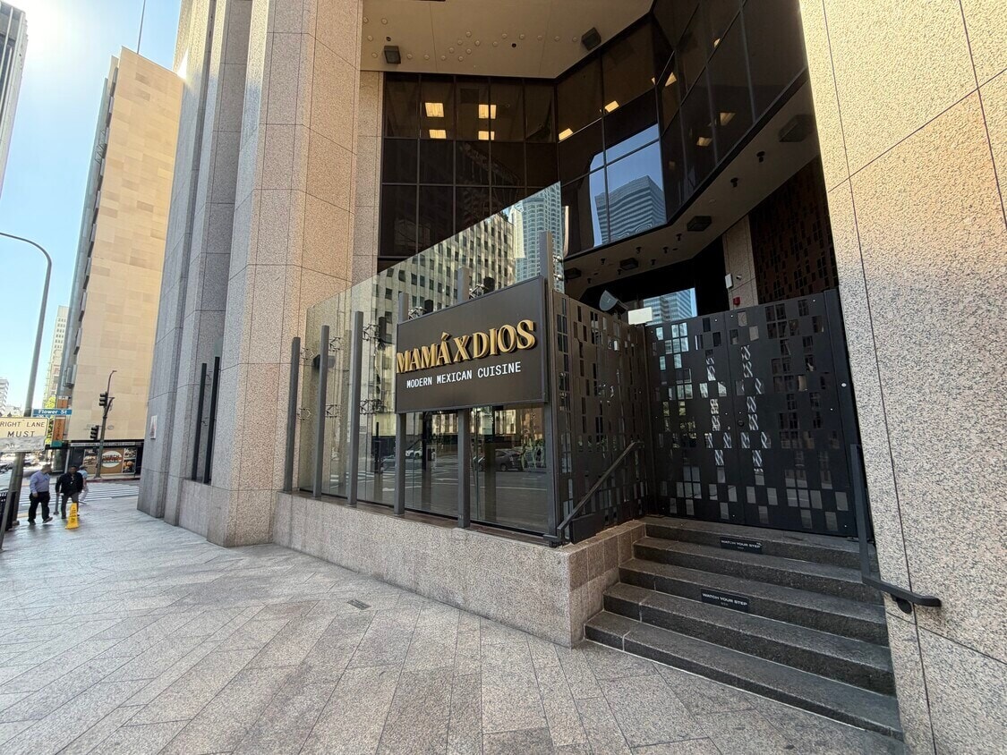 800 W 6th St, Los Angeles, CA à louer Photo de l’immeuble– Image 1 sur 32