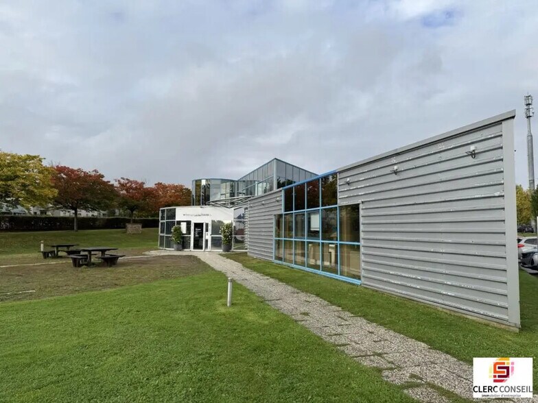Bureau dans Mont-Saint-Aignan à louer - Photo de l’immeuble – Image 1 sur 28