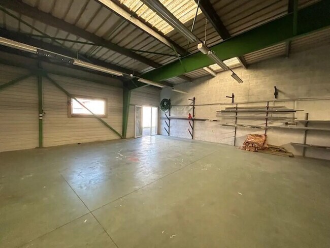 Plus de détails pour Local d'activités à louer