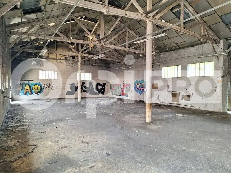 Local d’activités dans Attichy à louer - Photo de l’immeuble – Image 3 sur 6