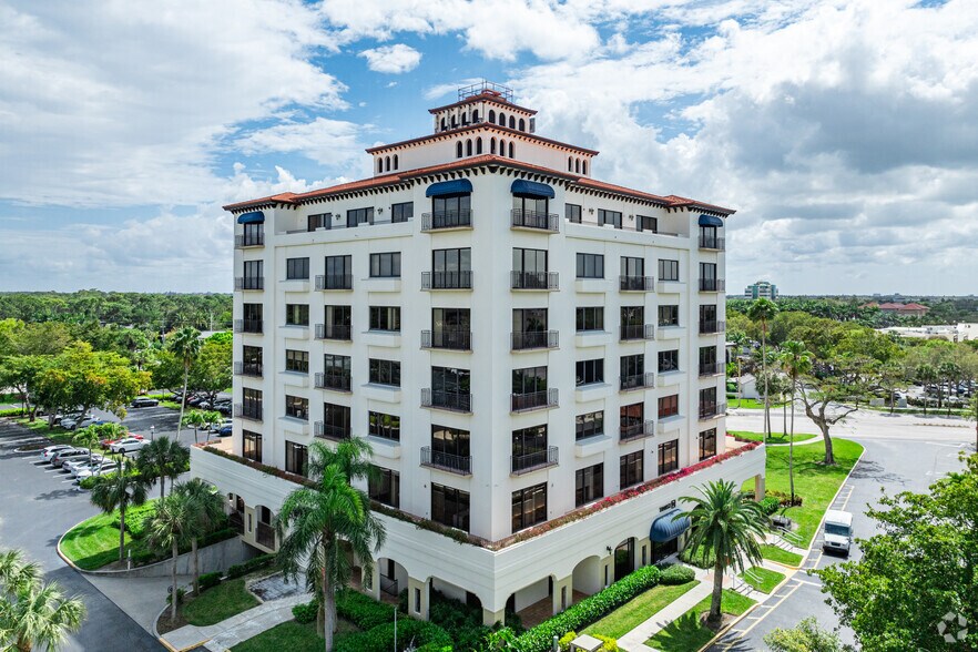 801 Laurel Oak Dr, Naples, FL à louer - Photo de l’immeuble – Image 3 sur 9