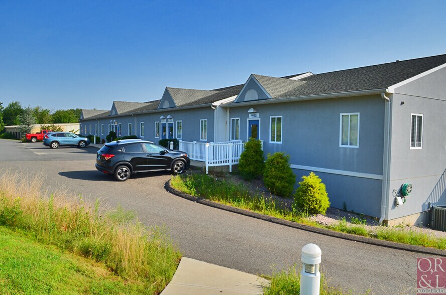42 Ozick Dr, Durham, CT à louer - Photo de l’immeuble – Image 2 sur 5