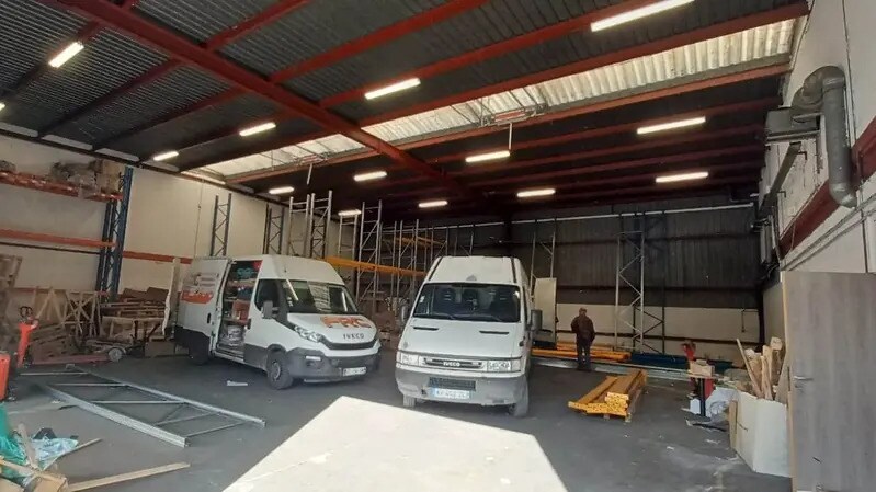 Local d’activités dans Villeneuve-la-Garenne à louer - Photo de l’immeuble – Image 3 sur 6
