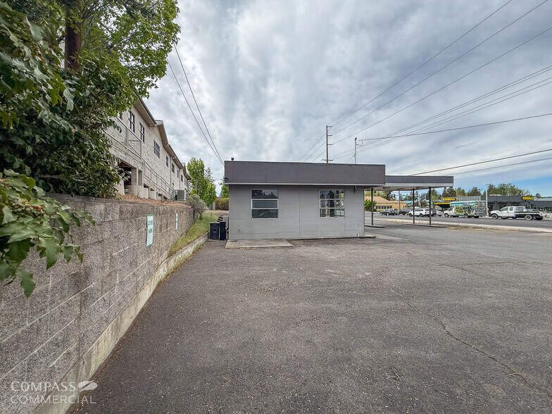 1080 SE 3rd St, Bend, OR à louer - Photo de l’immeuble – Image 3 sur 7