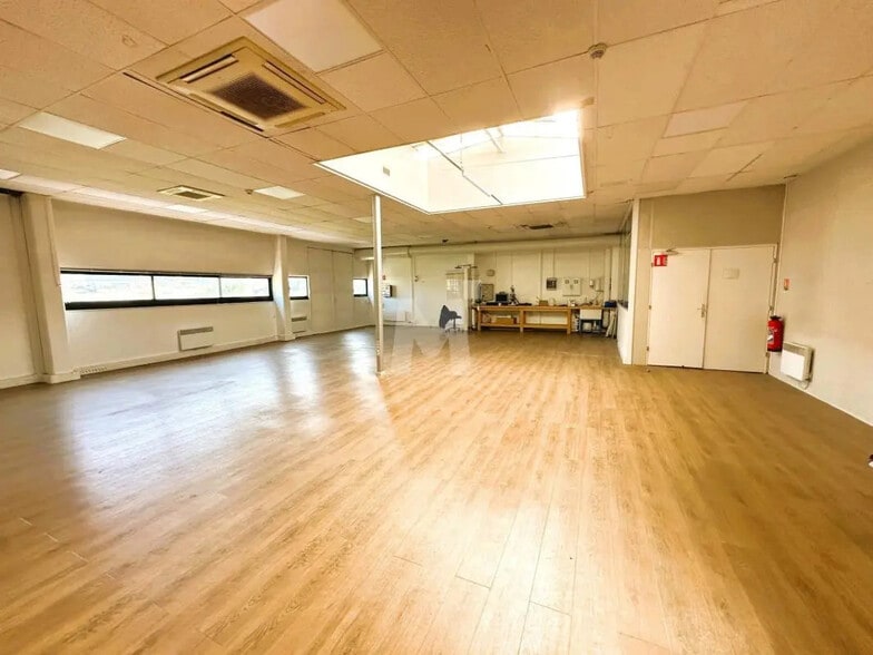 Local d’activités dans Palaiseau à louer - Photo de l’immeuble – Image 3 sur 7