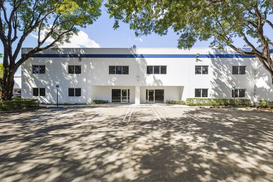 4079 NW 79th Ave, Doral, FL à louer - Photo principale – Image 2 sur 6