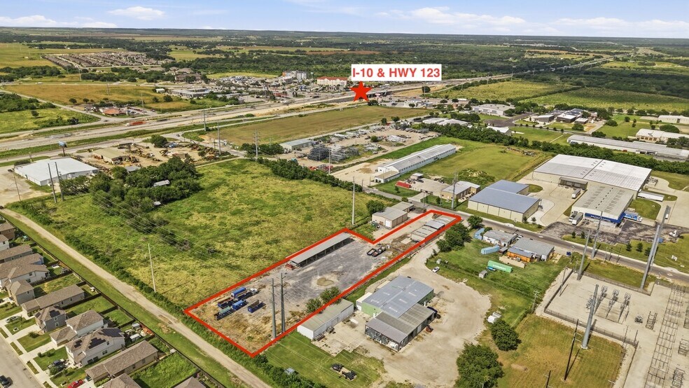 2476 N Heideke St, Seguin, TX à vendre - Photo de l’immeuble – Image 2 sur 29