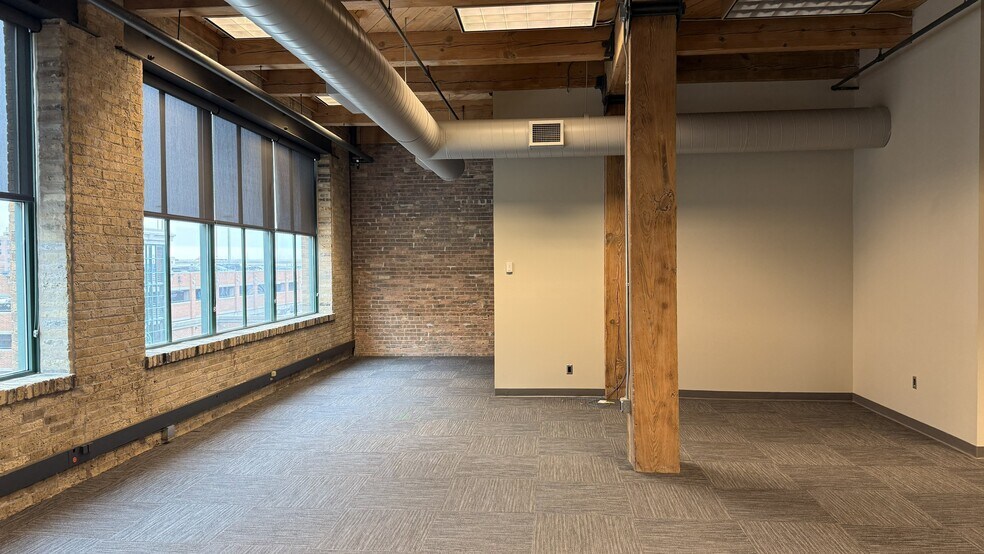 325 E Chicago St, Milwaukee, WI à louer - Photo de l’immeuble – Image 2 sur 6