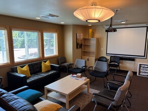 870 82nd Dr, Gladstone, OR à louer Photo intérieure– Image 2 sur 4