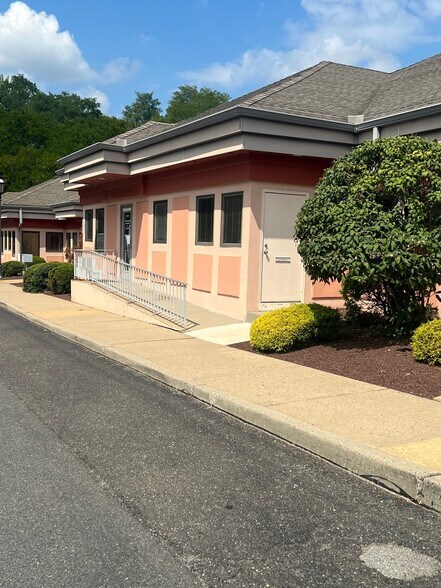 501 Iron Bridge Rd, Freehold, NJ à vendre - Photo de l’immeuble – Image 3 sur 4