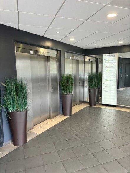 Bureau dans Joinville-le-Pont à louer - Hall d’entrée – Image 2 sur 9