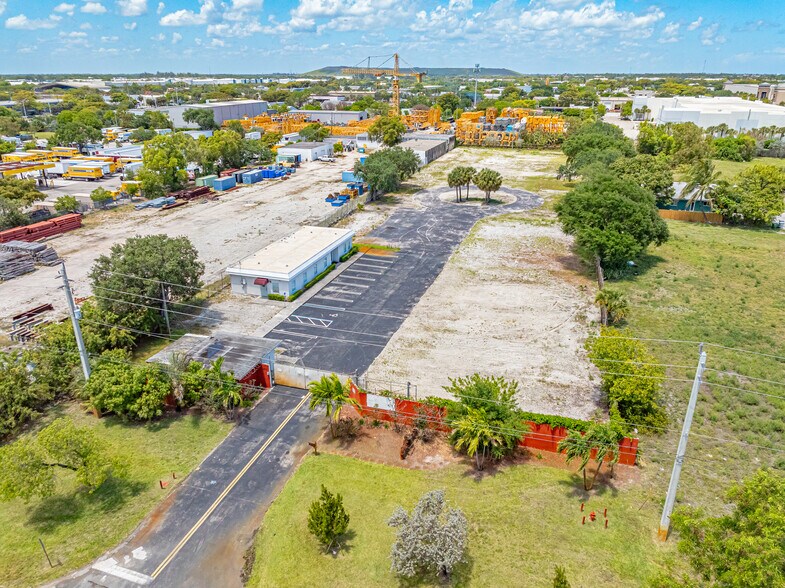 1911 NW 15th St, Pompano Beach, FL à louer - Photo de l’immeuble – Image 2 sur 5