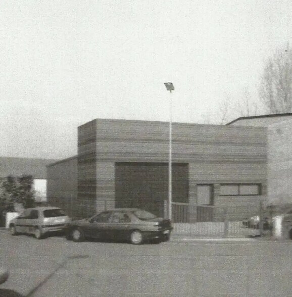 Local d’activités dans Maurecourt à louer - Photo de l’immeuble – Image 1 sur 3