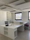 Bureau moderne avec lumière naturelle et espace de travail optimisé.