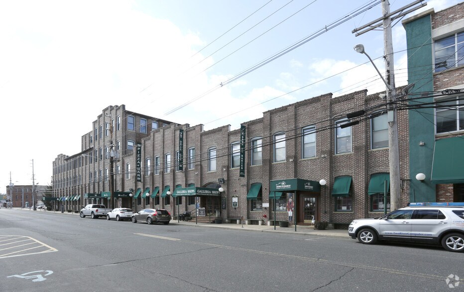2-40 Bridge Ave, Red Bank, NJ à louer - Photo de l’immeuble – Image 2 sur 8