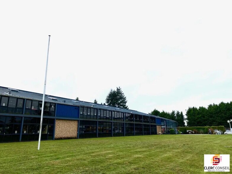 Local d’activités dans Louviers à louer - Photo de l’immeuble – Image 1 sur 1