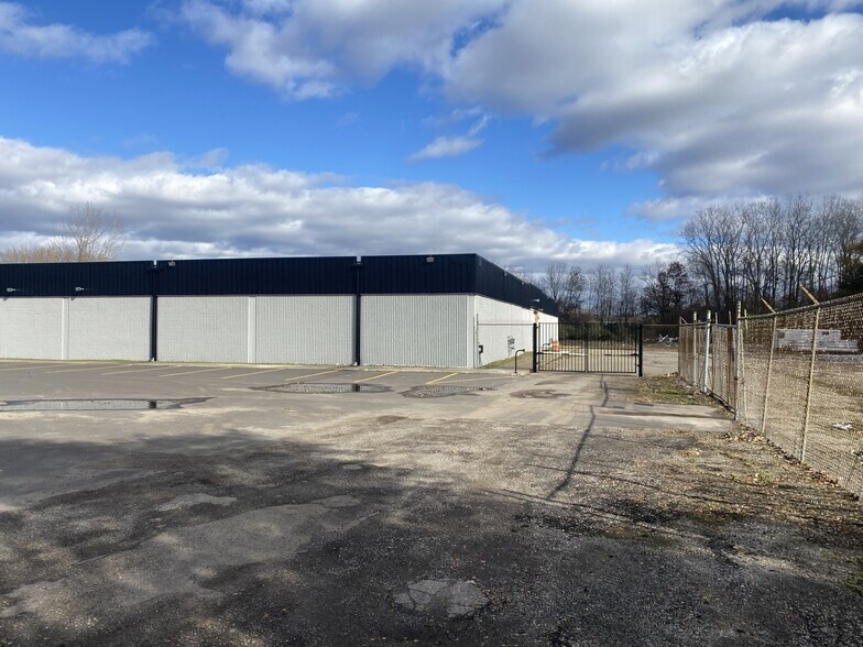1695 S Ortonville Rd, Ortonville, MI à louer - Photo de l’immeuble – Image 2 sur 10