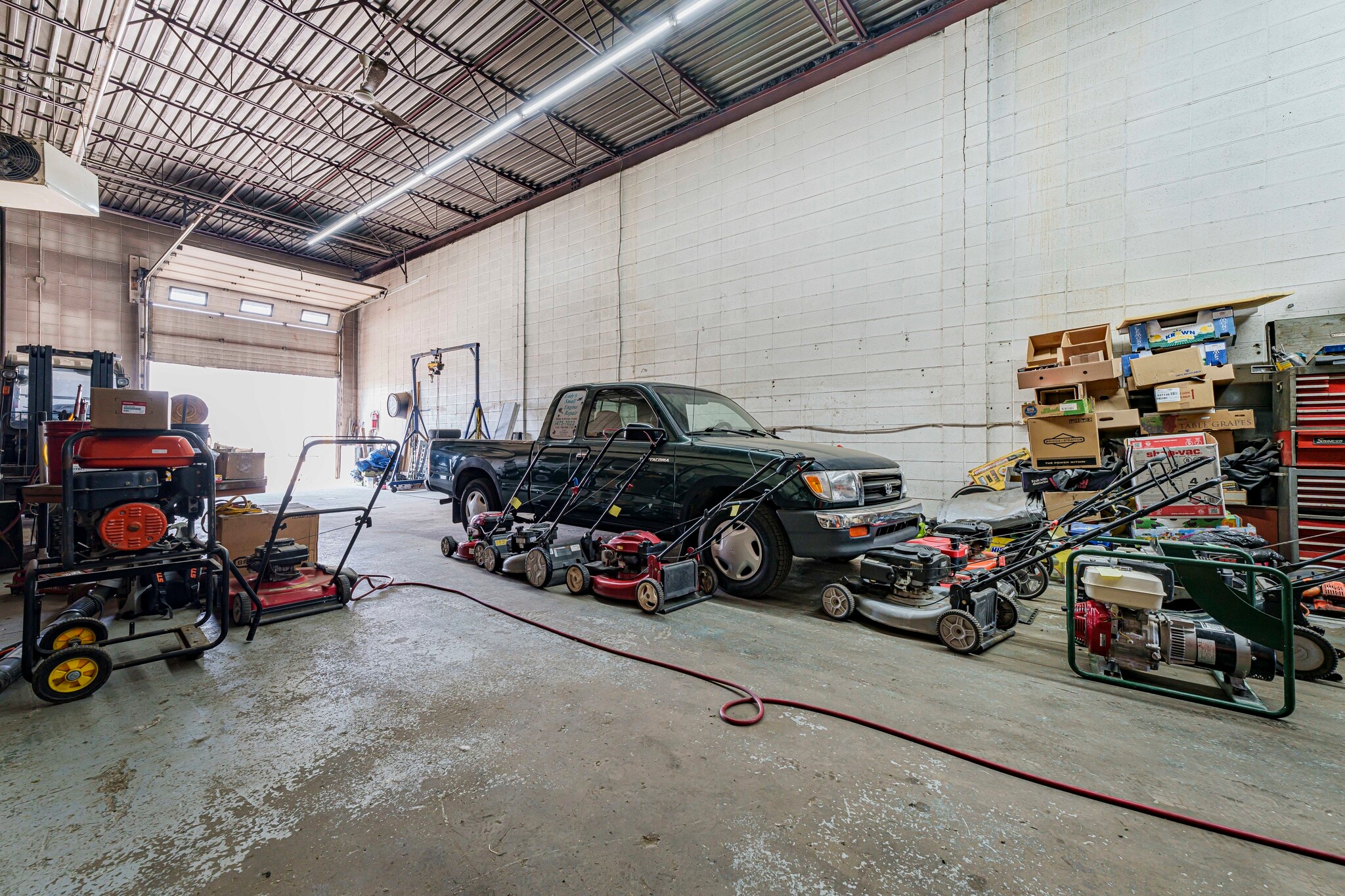 14330-14340 140 St NW, Edmonton, AB à louer Photo intérieure– Image 1 sur 2