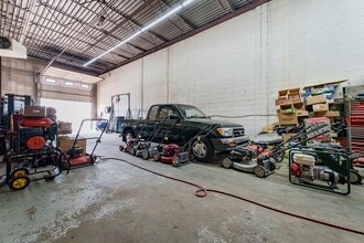 14330-14340 140 St NW, Edmonton, AB à louer Photo intérieure– Image 1 sur 2