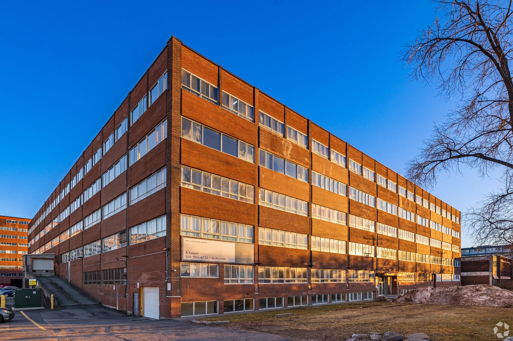 350 Rue De Louvain O, Montréal, QC à louer Photo principale– Image 1 sur 6