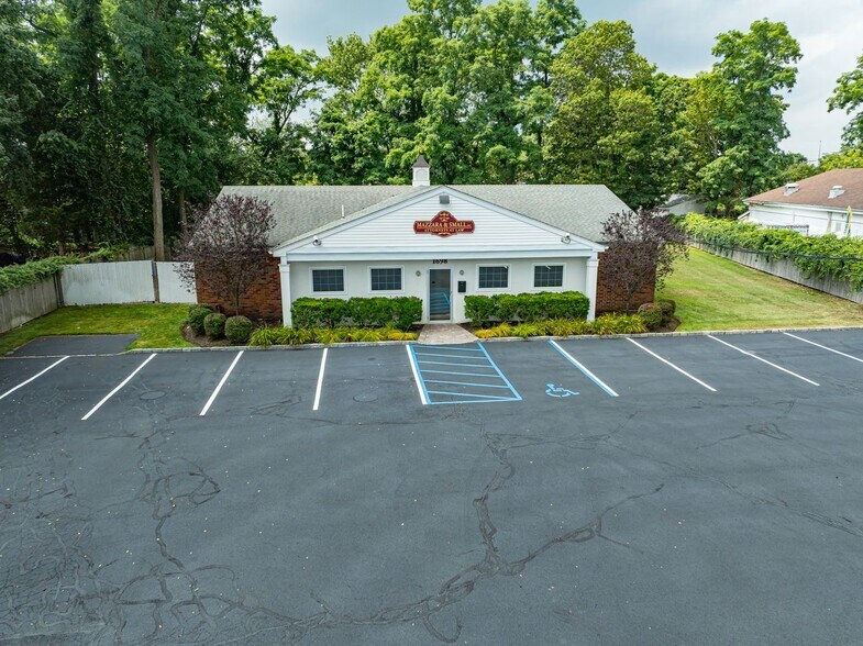 1698 Roosevelt Ave, Bohemia, NY à vendre - Photo de l’immeuble – Image 1 sur 21