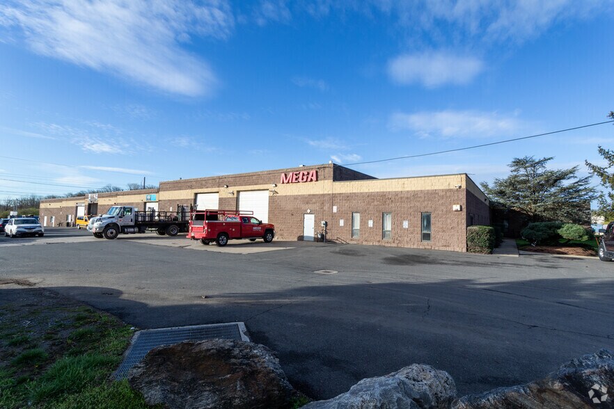 13451 Damar Dr, Philadelphia, PA à louer - Photo de l’immeuble – Image 1 sur 8