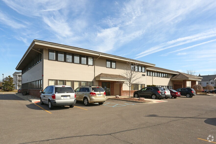 2200 N Canton Center Rd, Canton, MI à louer - Photo de l’immeuble – Image 3 sur 6