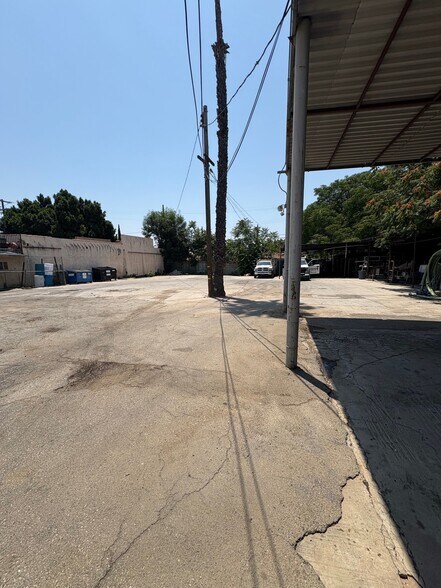13113 San Fernando Rd, Rancho Cascades, CA à louer - Photo de l’immeuble – Image 2 sur 3