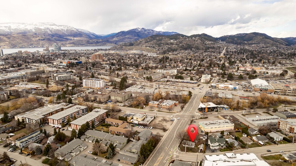 1923-1931 Burtch Rd, Kelowna, BC à vendre - Aérien – Image 2 sur 3