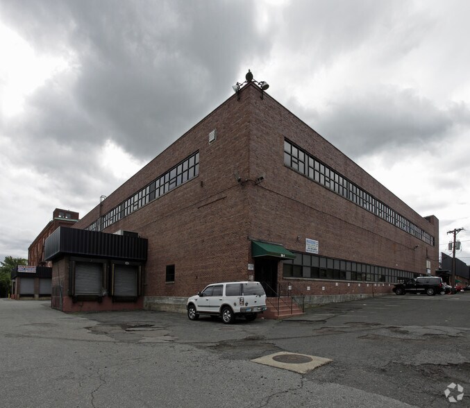 141 Lanza Ave, Garfield, NJ à louer - Photo de l’immeuble – Image 1 sur 8
