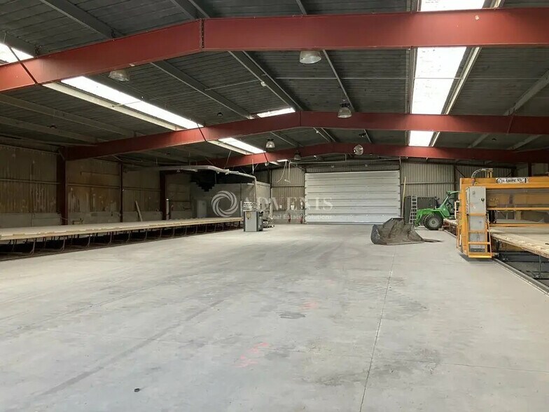 Local d'activités dans Foëcy à vendre - Photo de l’immeuble – Image 3 sur 7