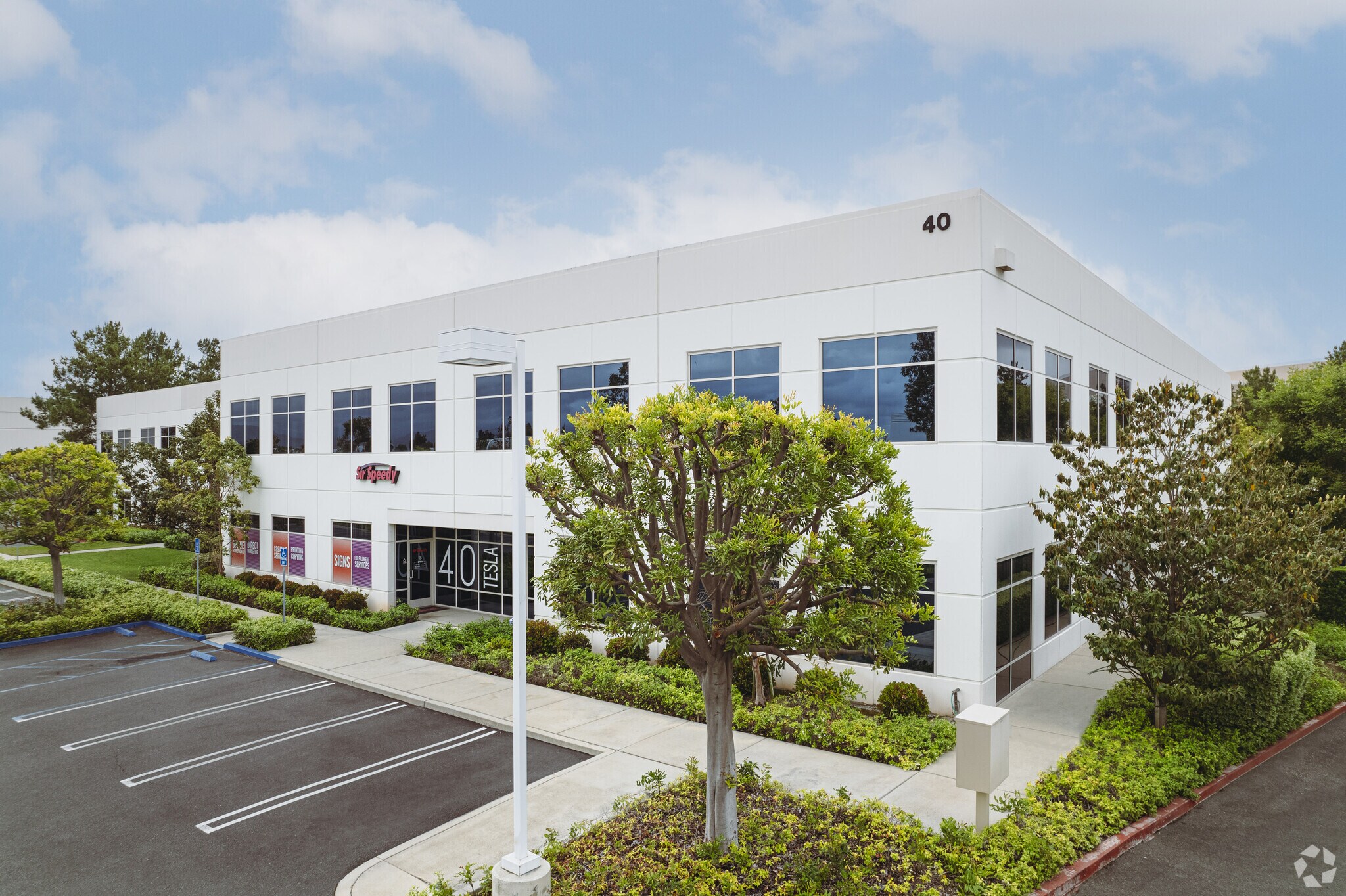 40 Tesla, Irvine, CA à vendre Photo principale– Image 1 sur 19